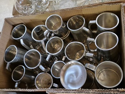 Lot 580 - A box of assorted pewter tankards.