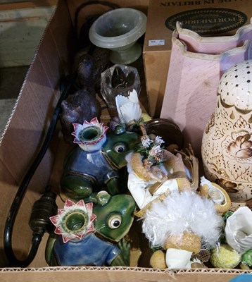 Lot 605 - A box of assorted ceramics and glassware to...