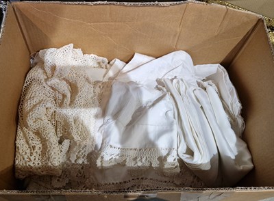 Lot 609 - A box of assorted linen, lace, napery.