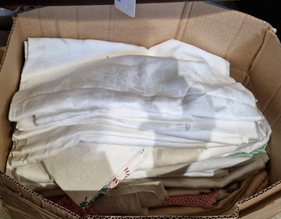 Lot 611 - A box of assorted linen, napery.