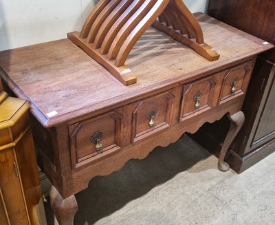 Lot 718 - An antique style oak lowboy/dresser of small...