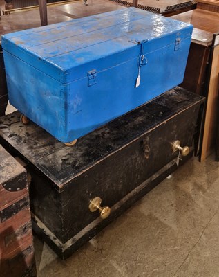 Lot 866 - A blue painted wooden storage box, 76 cm wide,...