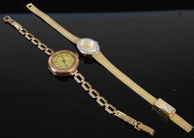 Lot 43M - A 9ct gold cased ladies wristwatch with yellow...