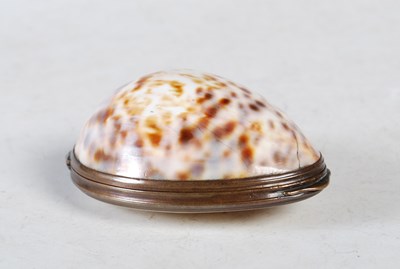 Lot 322 - An early 19th century cowrie shell snuff box,...