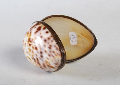 Lot 322 - An early 19th century cowrie shell snuff box,...