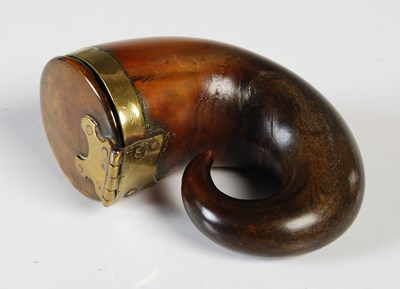 Lot 362 - A 19th century Scottish curly horn snuff mull,...