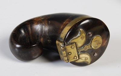 Lot 379 - A late 18th century Scottish curly horn snuff...