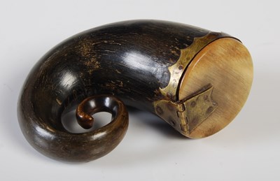 Lot 386 - A late 18th century Scottish curly horn snuff...