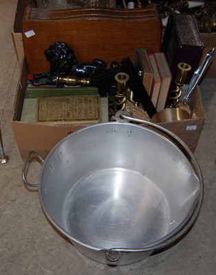 Lot 524 - A box of mixed ware to include two brass...