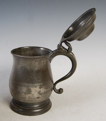 Lot 135 - An 18th century pewter lidded quart tankard...
