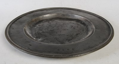 Lot 364 - A small 18th century pewter charger with...