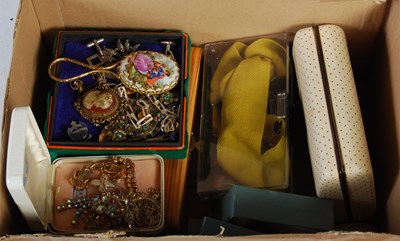 Lot 275 - Box - collection of assorted costume jewellery.