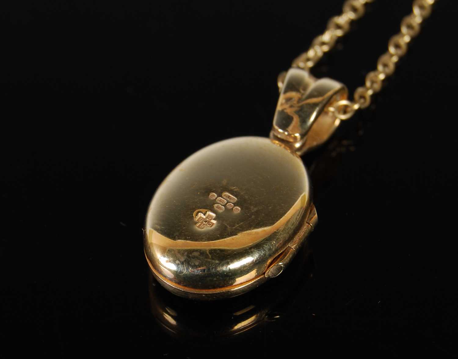 Lot 78 - A 9ct gold oval shaped locket suspended on