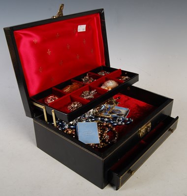 Lot 80 - A box of assorted costume jewellery.