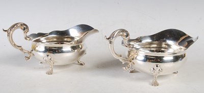 Lot 92 - A pair of London silver sauce boats, gross...