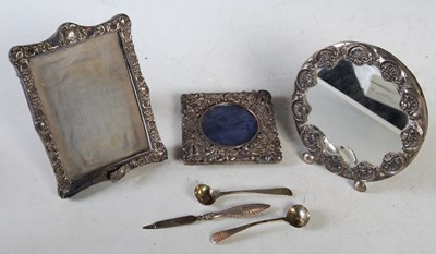 Lot 122 - Three assorted silver and white metal...