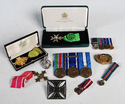 Lot 137 - A collection of assorted military and other...