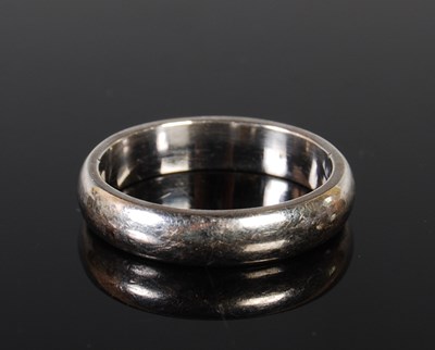 Lot 152 - An 18ct white gold wedding ring, size M,...