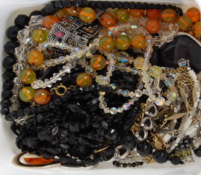 Lot 182 - A collection of assorted costume jewellery.