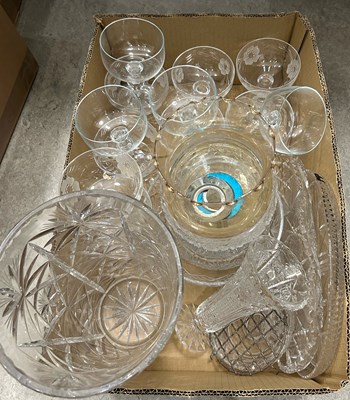 Lot 462 - Box - assorted glassware.