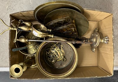 Lot 476 - Box - assorted brassware to include a three...