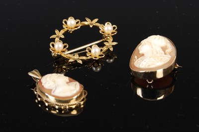 Lot 202 - A 9ct gold and pearl set oval brooch, 33.8mm...