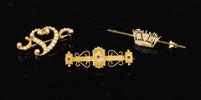 Lot 203 - A 9ct gold, split pearl and garnet brooch,...