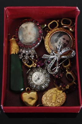 Lot 218 - A small collection of jewellery to include gem...