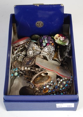 Lot 246 - A collection of assorted costume jewellery, to...