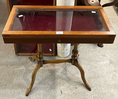 Lot 743 - A 20th century mahogany bijouterie table with...