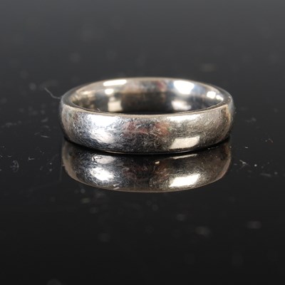Lot 672 - A platinum wedding ring, ring size J, 5.6 grams.