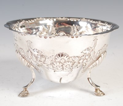 Lot 534 - An Edwardian Irish silver sugar basin, by West...