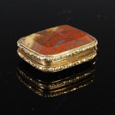 Lot 571 - A fine quality gold mounted oblong vinaigrette,...