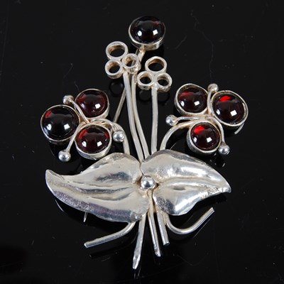 Lot 674 - A silver brooch formed as flower heads and...