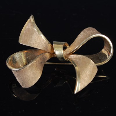 Lot 695 - A 9ct gold bow brooch, 48.9mm wide, 5.6 grams.