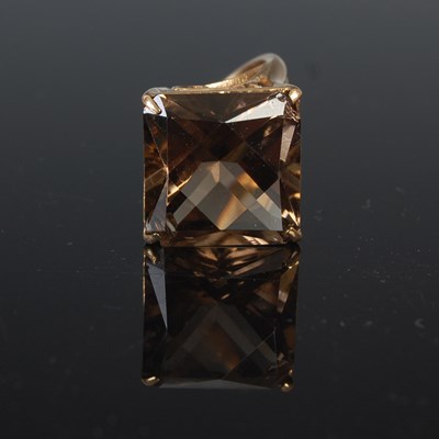Lot 668 - A vintage 9ct gold and smoky quartz single...