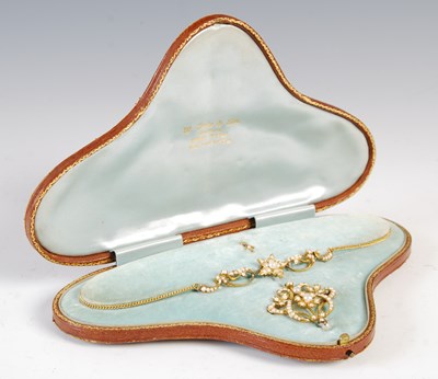 Lot 718 - An early 20th century yellow metal and split...