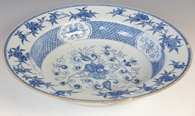 Lot 828 - A Chinese porcelain blue and white charger,...