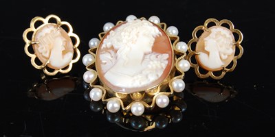 Lot 652 - A 9ct gold, pearl and cameo brooch, 32.4mm...