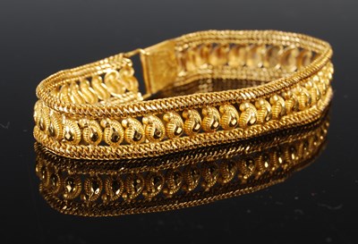 Lot 728 - An 18ct gold bracelet, 12.5 grams, 17.5cm long.