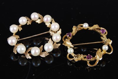 Lot 696 - Two 9ct gold circular brooches, to include; a...