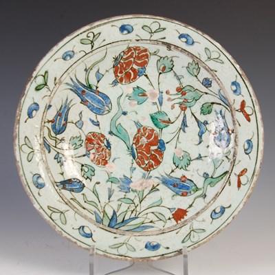 Lot 871 - An Iznik Turkish pottery dish, early 17th...