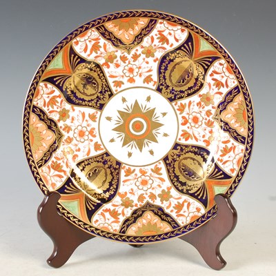 Lot 35 - A 19th century Derby Imari pattern cake plate,...