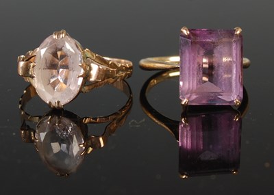 Lot 45 - A yellow metal and amethyst single stone ring,...