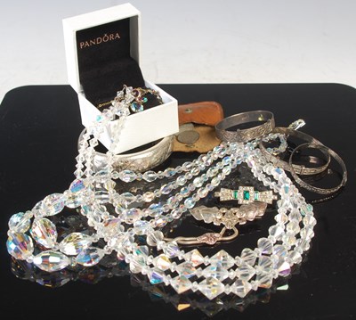 Lot 116 - A collection of assorted costume jewellery to...