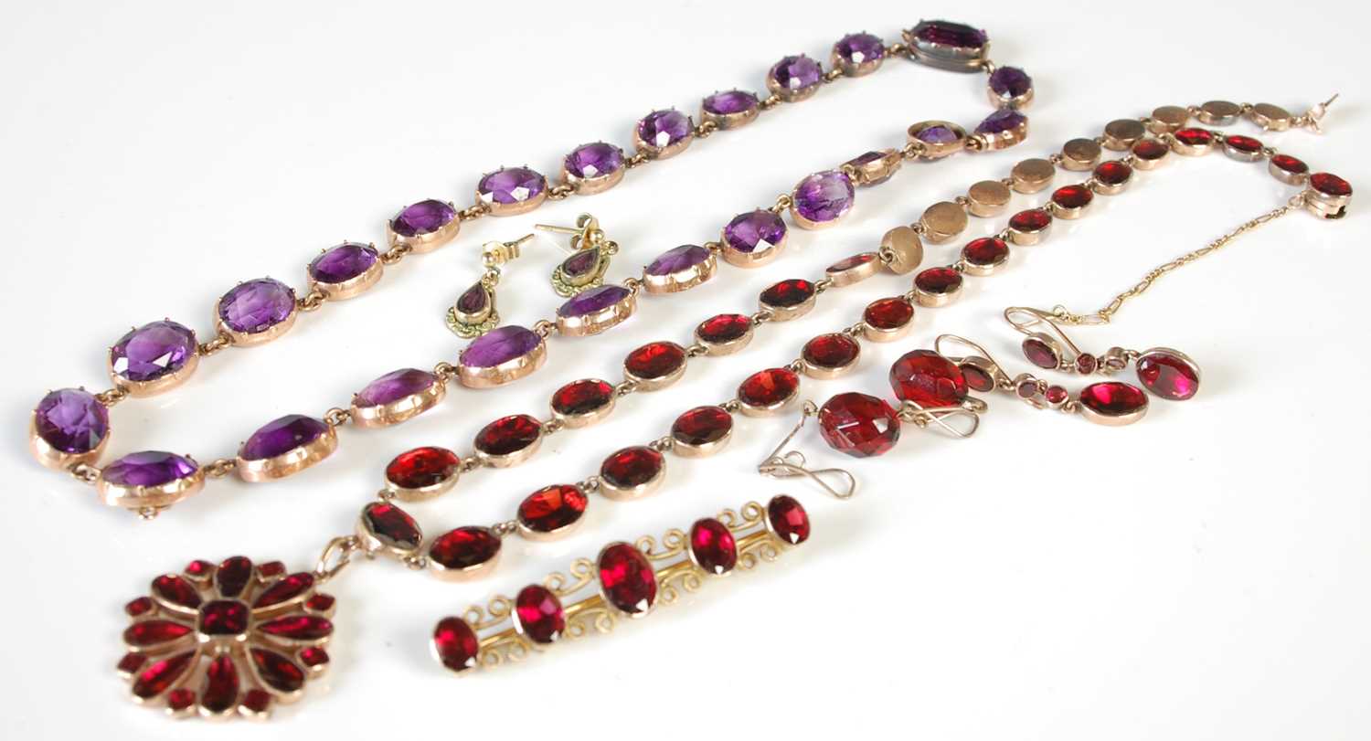 Lot 124 - A collection of assorted costume jewellery to...