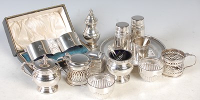 Lot 186 - A collection of assorted silverware to include...