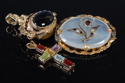 Lot 206 - A small group of gold jewellery to include 9ct...