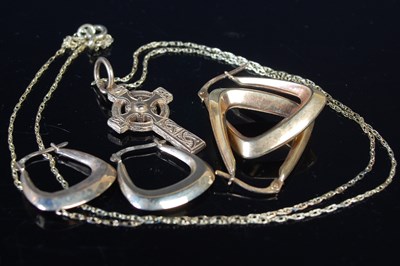 Lot 209 - A group of yellow metal jewellery to include...