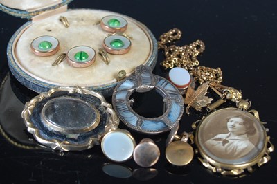 Lot 221 - A collection of jewellery to include a 19th...